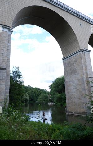 Viaduc ferroviaire au-dessus de la rivière Neisse à Görlitz traversant la frontière polonaise allemande. Banque D'Images