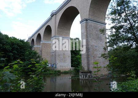 Viaduc ferroviaire au-dessus de la rivière Neisse à Görlitz traversant la frontière polonaise allemande. Banque D'Images