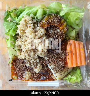 Salade de quinoa maison avec citrouille et carotte Banque D'Images