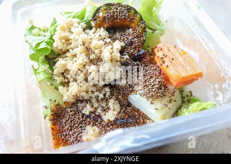 Salade de quinoa maison avec citrouille et carotte Banque D'Images