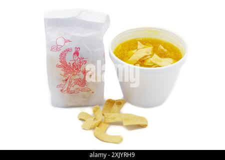 La goutte d'oeuf ou soupe de fleur d'oeuf est une soupe chinoise d'oeufs battus dans un bouillon de poulet souvent servi dans les restaurants chinois américains à emporter. servi dans Banque D'Images