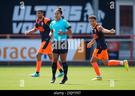 Volendam, pays-Bas. 20 juillet 2024. VOLENDAM, PAYS-BAS - 20 JUILLET : arbitre Shona Shukrula en action lors du match de pré-saison entre le FC Volendam et le KMSK Deinze au stade Kras le 20 juillet 2024 à Volendam, pays-Bas. (Photo de Jan Mulder/Orange Pictures) crédit : Orange pics BV/Alamy Live News Banque D'Images