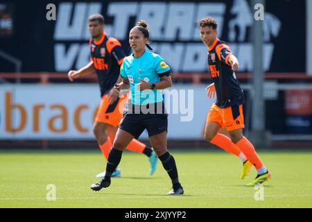 Volendam, pays-Bas. 20 juillet 2024. VOLENDAM, PAYS-BAS - 20 JUILLET : arbitre Shona Shukrula en action lors du match de pré-saison entre le FC Volendam et le KMSK Deinze au stade Kras le 20 juillet 2024 à Volendam, pays-Bas. (Photo de Jan Mulder/Orange Pictures) crédit : Orange pics BV/Alamy Live News Banque D'Images