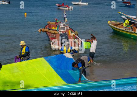 Yawl race, tour de yoles 2024 en Martinique, aux Antilles françaises, Martinique. Arrivée aux Anses d'Arlet, 19 juillet 2024 Banque D'Images