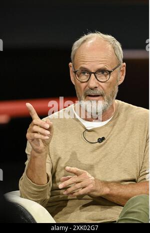 Reinhold Beckmann TV-Moderator 07/24 Her Reinhold Beckmann AM 9. Juillet 2024 à Markus Lanz , ZDF TV Fernsehen Talkshow Talk Show Deutschland deutscher Mann Journalismus Autor modération sportif journaliste Musiker Sänger Musik Gesang auteur auteur animateur musicien Hoch halb sitzend sprechend gestikulierend zeigend *** Reinhold Beckmann présentateur TV 07 24 son Reinhold Beckmann le 9 juillet 2024 à Markus Lanz , ZDF TV talk-show talk-show Allemagne allemand allemand homme journalisme auteur modération sport présentateur journaliste musicien chanteur musique chant Banque D'Images