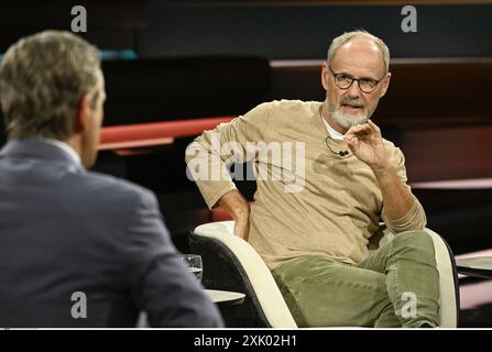 Reinhold Beckmann TV-Moderator 07/24 Her Reinhold Beckmann AM 9. Juillet 2024 à Markus Lanz , ZDF TV Fernsehen Talkshow Talk Show Deutschland Deutsch Mann Journalismus Autor Moderation journaliste Musiker Sänger Musik Gesang auteur auteur animateur musicien quer halb sitzend sprechend gestikulierend Markus Lanz Rückansicht *** Reinhold Beckmann présentateur TV 07 24 Her Reinhold Beckmann le 9 juillet, 2024 dans Markus Lanz , ZDF TV talk show talk show talk show Allemagne allemand homme journalisme auteur modération sport présentateur journaliste musicien chanter Banque D'Images