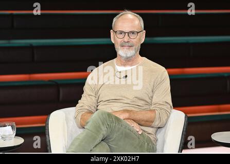 Reinhold Beckmann TV-Moderator 07/24 Her Reinhold Beckmann AM 9. Juillet 2024 in Markus Lanz , ZDF TV Fernsehen Talkshow Talk Show Deutschland Deutsch deutscher Mann Journalismus Autor Moderator journaliste Musiker Sänger Musik Gesang auteur auteur animateur musicien quer halb sitzend neutre *** Reinhold Beckmann animateur TV 07 24 Her Reinhold Beckmann le 9 juillet, 2024 dans Markus Lanz , ZDF TV talk show talk show talk show Allemagne allemand homme journalisme auteur modération sport journaliste musicien chanteur musique chantant auteur journalisme allemand Banque D'Images