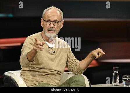 Reinhold Beckmann TV-Moderator 07/24 Her Reinhold Beckmann AM 9. Juillet 2024 à Markus Lanz , ZDF TV Fernsehen Talkshow Talk Show Deutschland Deutsch Mann Journalismus Autor modération sportif journaliste Musiker Sänger Musik Gesang auteur auteur animateur animateur musicien quer halb sitzend sprechend gestikulierend zeigend *** Reinhold Beckmann présentateur TV 07 24 son Reinhold Beckmann le 9 juillet 2024 à Markus Lanz , ZDF TV talk-show talk-show Allemagne allemand allemand homme journalisme auteur modération sport présentateur journaliste musicien chanteur musique chant Banque D'Images