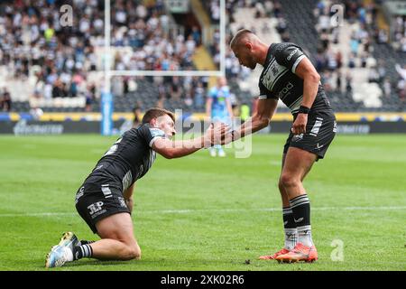 Hull, Royaume-Uni. 20 juillet 2024. Les joueurs du Hull FC célèbrent la victoire de leur équipe après le match de Betfred Super League Hull FC vs Wigan Warriors au MKM Stadium, Hull, Royaume-Uni, le 20 juillet 2024 (photo par Gareth Evans/News images) à Hull, Royaume-Uni le 20/07/2024. (Photo de Gareth Evans/News images/SIPA USA) crédit : SIPA USA/Alamy Live News Banque D'Images