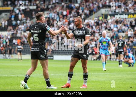 Hull, Royaume-Uni. 20 juillet 2024. Les joueurs du Hull FC célèbrent la victoire de leur équipe après le match de Betfred Super League Hull FC vs Wigan Warriors au MKM Stadium, Hull, Royaume-Uni, le 20 juillet 2024 (photo par Gareth Evans/News images) à Hull, Royaume-Uni le 20/07/2024. (Photo de Gareth Evans/News images/SIPA USA) crédit : SIPA USA/Alamy Live News Banque D'Images