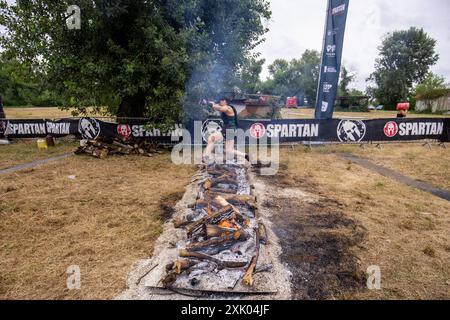 Sveta Nedelja. 20 juillet 2024. Un concurrent saute par-dessus le feu lors du Santa Domenica Spartan Trifecta Race Weekend 2024 qui s'est tenu à Sveta Nedelja, Croatie, le 20 juillet 2024. Crédit : Igor Kralj/PIXSELL via Xinhua/Alamy Live News Banque D'Images