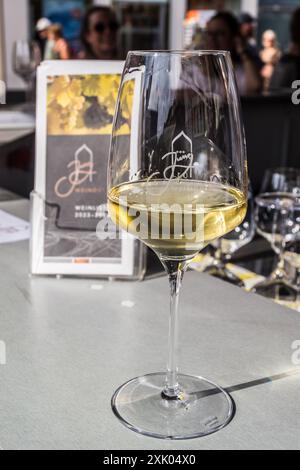 Un verre de vin blanc Riesling de Weingut Jung au kiosque à vin, place du marché Hauptmarkt, Trèves, Rhénanie-Palatinat, Allemagne Banque D'Images