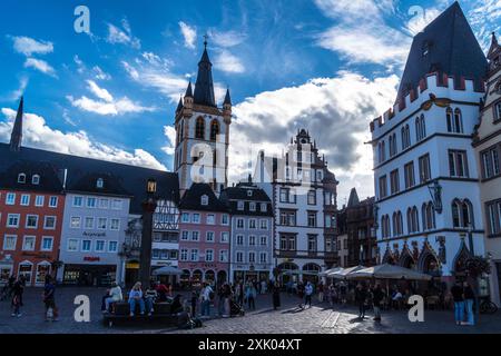 Hauptmarkt Market Square, église Gangolf , fontaine Petrusbrunnen, Trèves, Rhénanie-Palatinat, Allemagne au crépuscule Banque D'Images