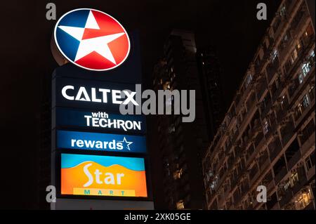 Des stations-service de Shell Oil Company et de la compagnie gazière et pétrolière Asie-Pacifique Caltex, propriété de Chevron Corporation, sont vues à Hong Kong. Banque D'Images