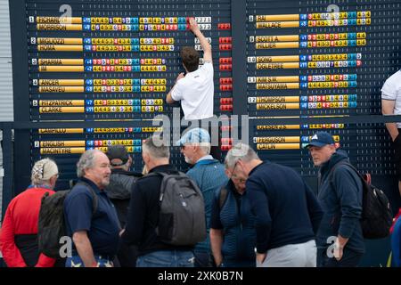 Troon, Écosse, Royaume-Uni. 20 juillet 2024. La troisième manche du 152e championnat Open se tient au parcours de golf Royal Troon. Pic ; Tableau de bord et spectateurs. Iain Masterton/Alamy Live News Banque D'Images