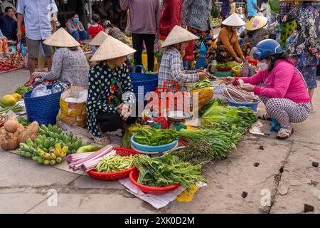 Province de Hau Giang, Vietnam - 25 janvier 2024 : la vie quotidienne locale animée du marché local du matin à VI Thanh ou Chom Hom Market, Vietnam. Les gens peuvent voir Banque D'Images