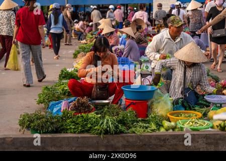 Province de Hau Giang, Vietnam - 25 janvier 2024 : la vie quotidienne locale animée du marché local du matin à VI Thanh ou Chom Hom Market, Vietnam. Les gens peuvent voir Banque D'Images