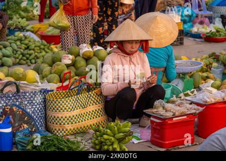 Province de Hau Giang, Vietnam - 25 janvier 2024 : la vie quotidienne locale animée du marché local du matin à VI Thanh ou Chom Hom Market, Vietnam. Les gens peuvent voir Banque D'Images