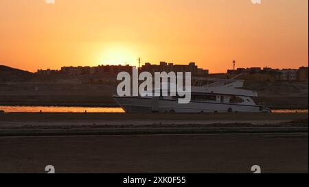 Coucher de soleil à Port Ghalib marina, Egypte. Le port est un point de départ pour la plongée sous-marine, la plongée en apnée et les excursions touristiques à la mer Rouge. Banque D'Images