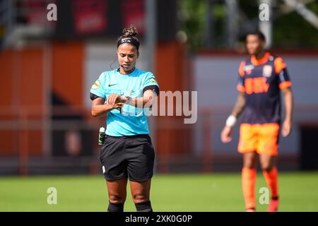 Volendam, pays-Bas. 20 juillet 2024. VOLENDAM, PAYS-BAS - 20 JUILLET : arbitre Shona Shukrula en action lors du match de pré-saison entre le FC Volendam et le KMSK Deinze au stade Kras le 20 juillet 2024 à Volendam, pays-Bas. (Photo de Jan Mulder/Orange Pictures) crédit : Orange pics BV/Alamy Live News Banque D'Images