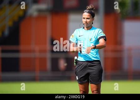 Volendam, pays-Bas. 20 juillet 2024. VOLENDAM, PAYS-BAS - 20 JUILLET : arbitre Shona Shukrula en action lors du match de pré-saison entre le FC Volendam et le KMSK Deinze au stade Kras le 20 juillet 2024 à Volendam, pays-Bas. (Photo de Jan Mulder/Orange Pictures) crédit : Orange pics BV/Alamy Live News Banque D'Images