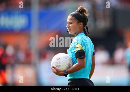 Volendam, pays-Bas. 20 juillet 2024. VOLENDAM, PAYS-BAS - 20 JUILLET : L'arbitre Shona Shukrula regarde pendant le match de pré-saison entre le FC Volendam et le KMSK Deinze au Kras Stadion le 20 juillet 2024 à Volendam, pays-Bas. (Photo de Jan Mulder/Orange Pictures) crédit : Orange pics BV/Alamy Live News Banque D'Images