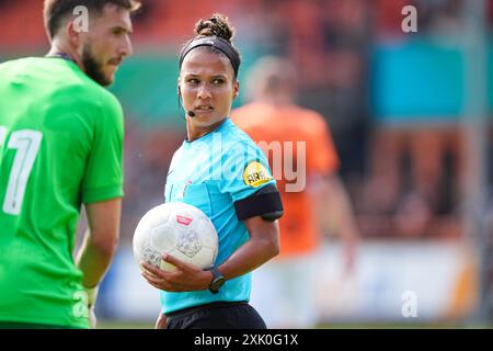 Volendam, pays-Bas. 20 juillet 2024. VOLENDAM, PAYS-BAS - 20 JUILLET : L'arbitre Shona Shukrula regarde pendant le match de pré-saison entre le FC Volendam et le KMSK Deinze au Kras Stadion le 20 juillet 2024 à Volendam, pays-Bas. (Photo de Jan Mulder/Orange Pictures) crédit : Orange pics BV/Alamy Live News Banque D'Images