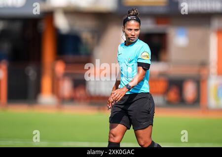 Volendam, pays-Bas. 20 juillet 2024. VOLENDAM, PAYS-BAS - 20 JUILLET : L'arbitre Shona Shukrula regarde pendant le match de pré-saison entre le FC Volendam et le KMSK Deinze au Kras Stadion le 20 juillet 2024 à Volendam, pays-Bas. (Photo de Jan Mulder/Orange Pictures) crédit : Orange pics BV/Alamy Live News Banque D'Images