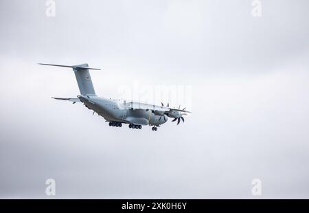 Fairford, Royaume-Uni. 20 juillet 2024. RAF Fairford continue au cours du week-end, les visiteurs enthousiastes découvriront les vues et les sons palpitants de plus de deux cent cinquante avions de toutes formes et de toutes tailles, de toutes époques au sol et dans les airs. Les conditions de vol étaient excellentes avec Blue Skies. Il y avait plus de 4 heures de vol le vendredi, samedi et dimanche aura sept heures plus. Crédit : Keith Larby/Alamy Live News Banque D'Images