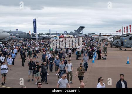 Cirencester, Royaume-Uni. 20 juillet 2024. Une vue générale de la foule marchant autour du terrain d'exposition statique pendant le Royal International Air Tattoo 2024 à la RAF Fairford, Cirencester, Royaume-Uni, le 20 juillet 2024 (photo de Cody Froggatt/News images) à Cirencester, Royaume-Uni, le 20/07/2024. (Photo de Cody Froggatt/News images/Sipa USA) crédit : Sipa USA/Alamy Live News Banque D'Images