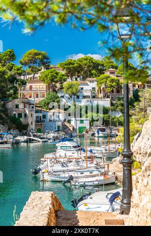 Caló d'en Busquets avec les anciens logements de pêcheurs et bateaux à Cala Figuera - Majorque Banque D'Images