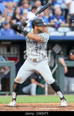 Kansas City, Missouri, États-Unis. 19 juillet 2024. Tommy Pham (28), l'outfielder des Chicago White Sox, batte contre les Kansas City Royals au Kauffman Stadium de Kansas City, Missouri. David Smith/CSM/Alamy Live News Banque D'Images