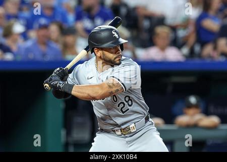 Kansas City, Missouri, États-Unis. 19 juillet 2024. Tommy Pham (28), l'outfielder des Chicago White Sox, batte contre les Kansas City Royals au Kauffman Stadium de Kansas City, Missouri. David Smith/CSM/Alamy Live News Banque D'Images