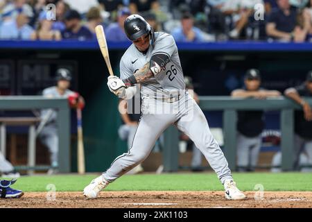 Kansas City, Missouri, États-Unis. 19 juillet 2024. Korey Lee (26), le receveur des White Sox de Chicago, bat contre les Royals de Kansas City au Kauffman Stadium de Kansas City, Missouri. David Smith/CSM/Alamy Live News Banque D'Images