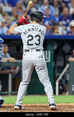 Kansas City, Missouri, États-Unis. 19 juillet 2024. Andrew Benintendi (23 ans), surfer sur le terrain des White Sox de Chicago, affronte les Kansas City Royals au Kauffman Stadium de Kansas City, Missouri. David Smith/CSM/Alamy Live News Banque D'Images