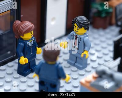 Tambov, Fédération de Russie - 19 juillet 2024 figurines d'homme d'affaires Lego ayant une discussion dans un bureau. Banque D'Images