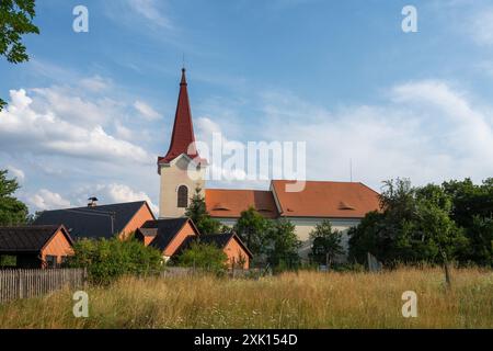 Église de Barbar et maisons paroissiales à l'ancienne colline de Šipín en Bohême occidentale un jour d'été. Origine gothique, reconstruite dans le style baroque. Banque D'Images