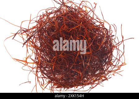 Fils de piment rouge séchés chauds isolés sur fond blanc Banque D'Images