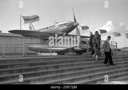 Heathrow, Londres. 1957 – visiteurs regardant l'hydravion de course Supermarine S.6B (S1596) exposé sur la plate-forme d'observation de l'aéroport de Londres. Le Supermarine S.6B est un hydravion de course britannique développé par R.J. Mitchell pour participer au Trophée Schneider en 1931. Piloté par des membres de la Royal Air Force High Speed Flight, le type a concouru avec succès, remportant le Trophée Schneider pour la Grande-Bretagne. Il bat plus tard le record du monde de vitesse aérienne, atteignant une vitesse maximale de 407,5 mph. Banque D'Images