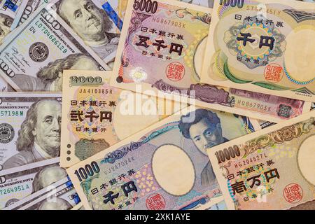 Lorsque le Japon connaît l'inflation, il investit ses économies en achetant des dollars aux États-Unis Banque D'Images