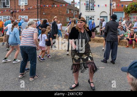 Overton Sheep Fair le 20 juillet 2024. L'événement quadriennal traditionnel a eu lieu dans le village du Hampshire d'Overton, Angleterre, Royaume-Uni, en commençant par un mouton conduit dans la rue. Il y avait beaucoup de stands et de divertissements, y compris la danse Morris et une variété de spectacles de musique live. Sur la photo : Andover Lindy Hoppers dansant dans le style des années 1920 divertissant la foule Banque D'Images