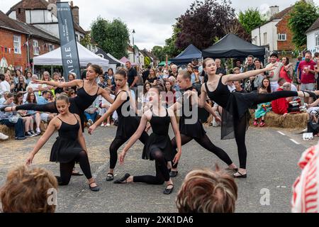 Overton Sheep Fair le 20 juillet 2024. L'événement quadriennal traditionnel a eu lieu dans le village du Hampshire d'Overton, Angleterre, Royaume-Uni, en commençant par un mouton conduit dans la rue. Il y avait beaucoup de stands et de divertissements, y compris la danse Morris et une variété de spectacles de musique live. Sur la photo : jeunes danseuses de la Marina School of Dance à Basingstoke jouant dans l'arène à la foule Banque D'Images