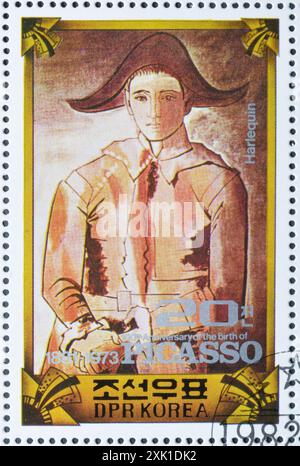 Timbre-poste oblitéré imprimé par la Corée du Nord, qui montre la peinture 'Arlequin avec les mains pliées', 1923 par Pablo Picasso, centenaire de la naissance de Pablo pic Banque D'Images