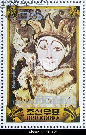 Timbre-poste oblitéré imprimé par la Corée du Nord, qui montre la peinture 'Arlequin' de Pablo Picasso, centenaire de la naissance de Pablo Picasso, vers 1982. Banque D'Images