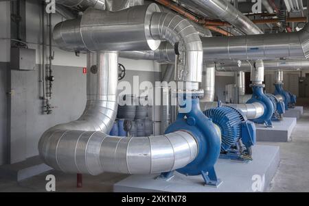 Pompes de grande puissance à l'intérieur d'une installation de chauffage. Banque D'Images