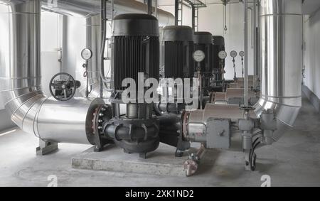 Pompes de grande puissance à l'intérieur d'une installation de chauffage. Banque D'Images