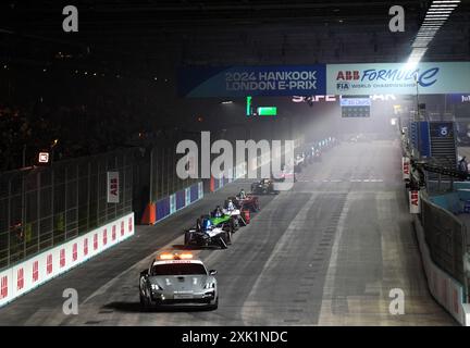 Voitures escortées par la voiture de sécurité le premier jour de l'E-Prix de Hankook Londres 2024 au Excel circuit, Londres. Date de la photo : samedi 20 juillet 2024. Banque D'Images