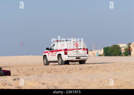 Emirats Arabes Unis, Dubaï, 23 octobre 2010. Voiture de sauvetage 999 patrouillant Jumeirah Beach à Dubaï Banque D'Images