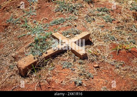 Goiania, Goias, Brésil – 20 juillet 2024 : une croix de ciment posée sur le sol. Détail d'un cimetière. Banque D'Images