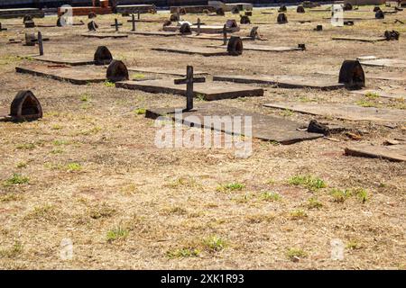 Goiania, Goias, Brésil – 20 juillet 2024 : plusieurs tombes simples avec des croix de ciment. Détail d'un cimetière. Banque D'Images